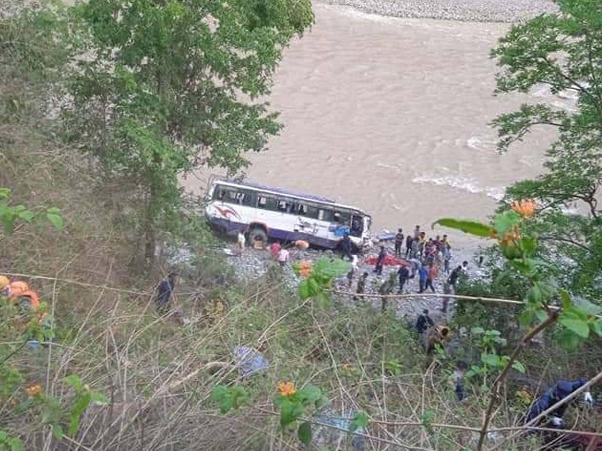 डोटीमा बस दुर्घटना हुँदा १२ जना घाइते, १८ महिने बच्चा बेपत्ता